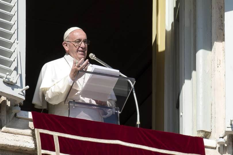 El Papa Francisco asomado desde la ventana del Palacio Apostólico del Vaticano