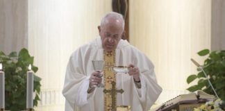 El Papa Francisco celebra la Misa matutina en la capilla de la Casa de Santa Marta (Vatican Media)