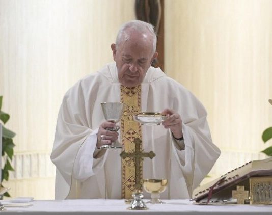El Papa Francisco celebra la Misa matutina en la capilla de la Casa de Santa Marta (Vatican Media)