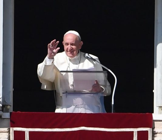 En el Ángelus de este primero de noviembre, Solemnidad de Todos los Santos, el Papa Francisco recuerda que la santidad es un Don y una llamada
