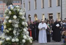 El Papa Francisco, hoy Solemnidad de la Inmaculada Concepción de la Virgen, le rindió un homenaje a la estatua de la Virgen María en la Piazza España