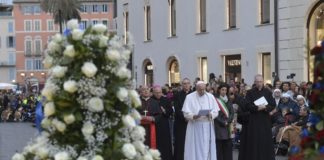 El Papa Francisco, hoy Solemnidad de la Inmaculada Concepción de la Virgen, le rindió un homenaje a la estatua de la Virgen María en la Piazza España