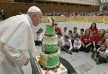 El Papa Francisco celebra con el Dispensario