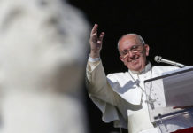 El Papa Francisco dijo este mediodía, que en el Evangelio de hoy, la mujer cananea "nos enseña el coraje de llevar su historia