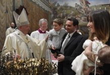 El Papa Francisco bautiza a 32 recién nacidos y explica a los padres la importancia del bautismo