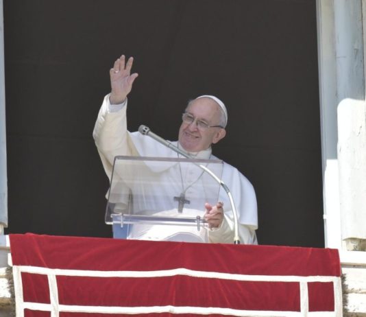 Papa Francisco pide que recemos por los migrantes que huyen de las guerras