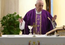 Este 29 de marzo, V Domingo de Cuaresma, en la Misa en Santa Marta, el Santo Padre rezó por los que sufren en este tiempo de aflicción.