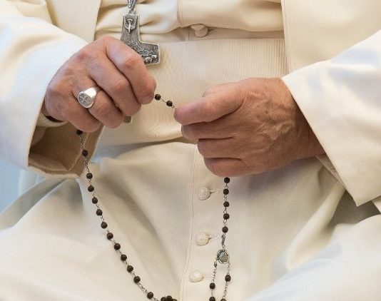 El Papa Francisco rezando el Santo Rosario
