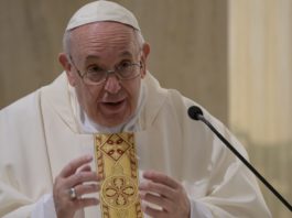 El Papa Francisco reza por los sacerdotes y médicos que dan sus vidas