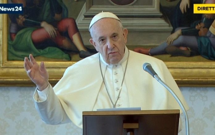 Regina Coeli: El Papa Francisco alerta del peligro de seguir la voz del maligno y no la de Dios