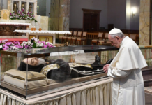 El Papa Francisco no preside los ritos de fin y principio de año debido a la ciática