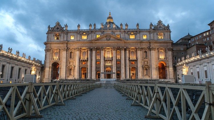 El Papa Francisco no preside los ritos de fin y principio de año debido a la ciática